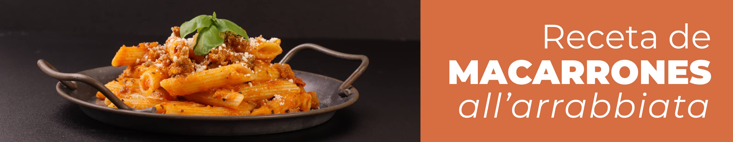 Plato de macarrones all'arrabbiata terminados con salsa de tomate y queso rallado.